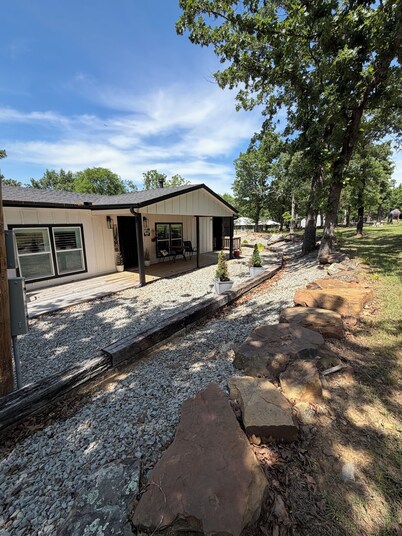 Your lakefront retreat with private boat slip, firepit, game room & wildlife ❤️