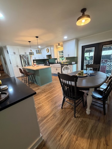 Your lakefront retreat with private boat slip, firepit, game room & wildlife ❤️