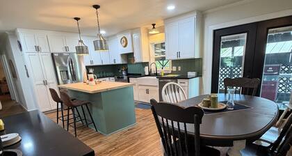 Your lakefront retreat with private boat slip, firepit, game room & wildlife ❤️