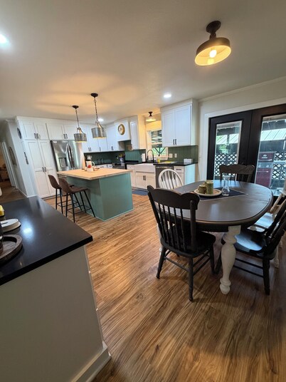 Your lakefront retreat with private boat slip, firepit, game room & wildlife ❤️
