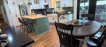 Your lakefront retreat with private boat slip, firepit, game room & wildlife ❤️