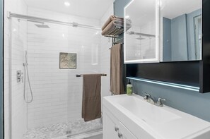 Shower, hair dryer, towels, soap - 2 Block-walk to Camden, Parking, High-end Design & Patio (Baltimore)
