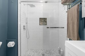 Douche, séchoir à cheveux, serviettes fournies, savon