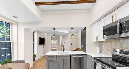 2 Blocks to Oriole Park, UMMS, UMB w/ Parking, High-end Design & Patio