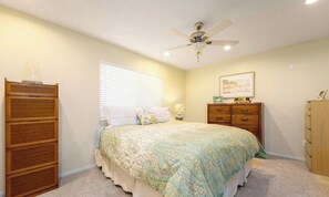 Iron/ironing board, WiFi, bed sheets - Classic Huntington Beach Single-Story Gem next to Lake and Central Park. (Huntington Beach)