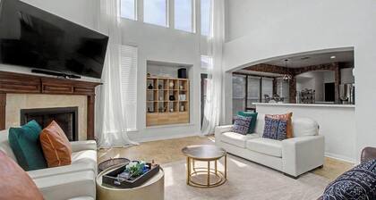 The Castle LuX Family Retreat Pool Home Theatre