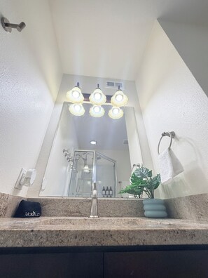 Shower, hair dryer, towels, soap - 15 mins from Disney Lux 2 BR | King Bed + Game Loft (Kissimmee)