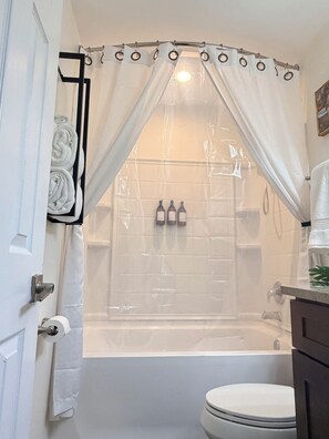 Shower, hair dryer, towels, soap - 15 mins from Disney Lux 2 BR | King Bed + Game Loft (Kissimmee)