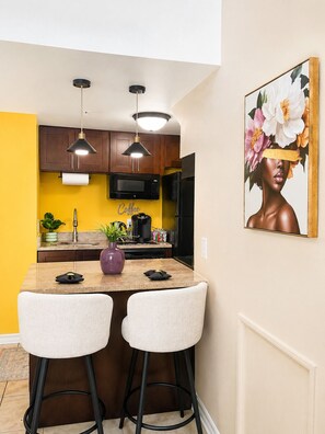 Fridge, microwave, oven, stovetop - 15 mins from Disney Lux 2 BR | King Bed + Game Loft (Kissimmee)