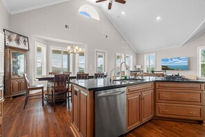 Fridge, microwave, oven, stovetop - All Pirates on Deck! (Galveston)