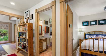 Hidden Valley Farmhaus w/ Wraparound Views, Private, and 10 minutes to downtown Durango