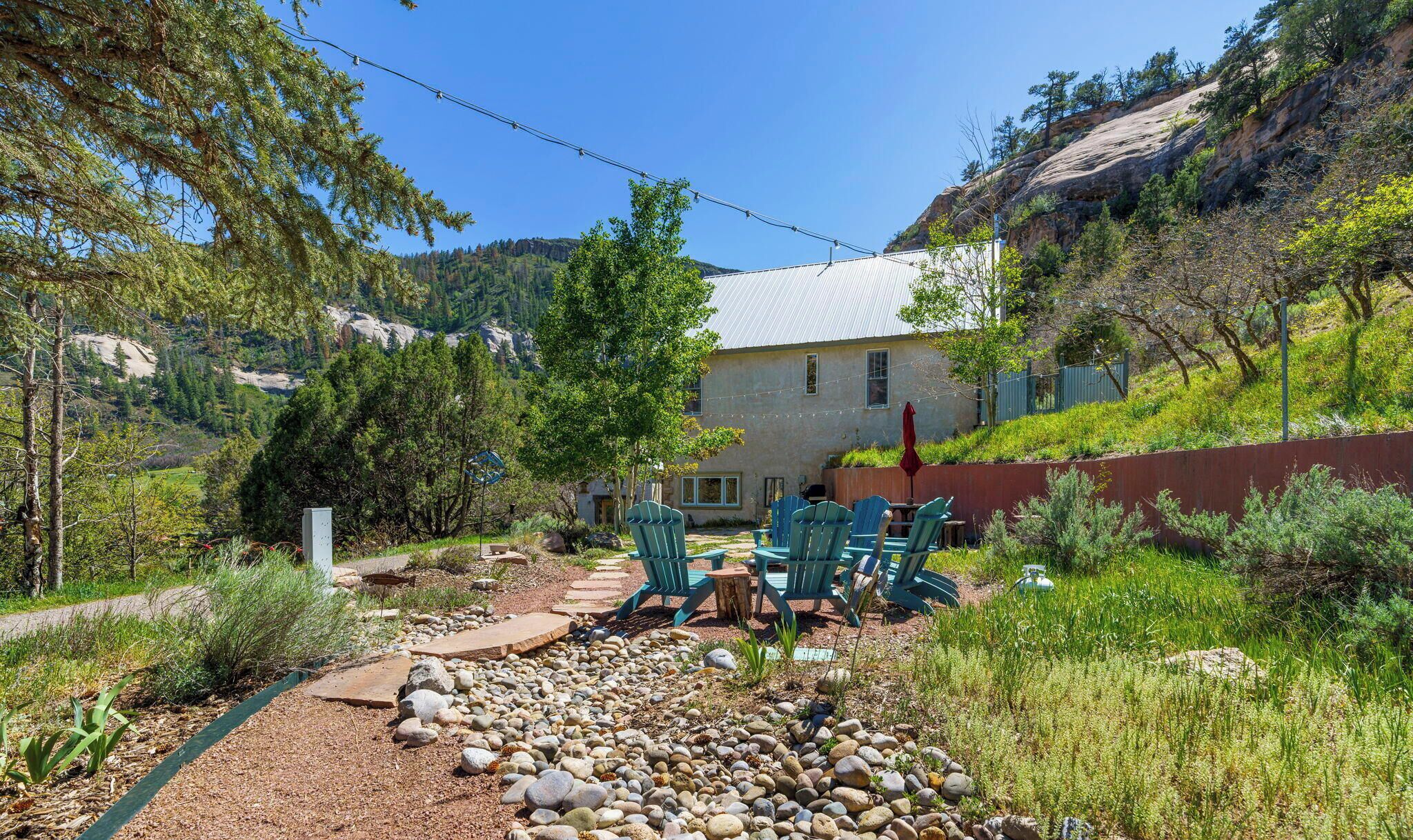Una casa con patio, mobiliario exterior y vistas del paisaje circundante.
