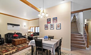 Dining - Amazing 5-bedroom house in welcoming Anchorage for your next getaway (Anchorage)