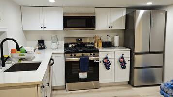 Fridge, microwave, stovetop, dishwasher