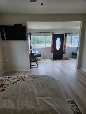 Room - Waterfront Cozy 3-bedroom house in terrific Glen Burnie with boat dock (Glen Burnie)