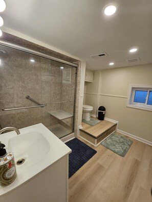 Bathroom - Waterfront Cozy 3-bedroom house in terrific Glen Burnie with boat dock (Glen Burnie)