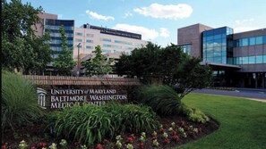 Segnaletica per l'University of Maryland Baltimore Washington Medical Center, con edifici moderni sullo sfondo.