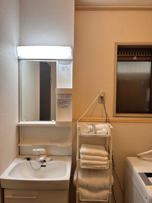 Hair dryer, towels, soap, toilet paper - Vrbo Property (西東京市)