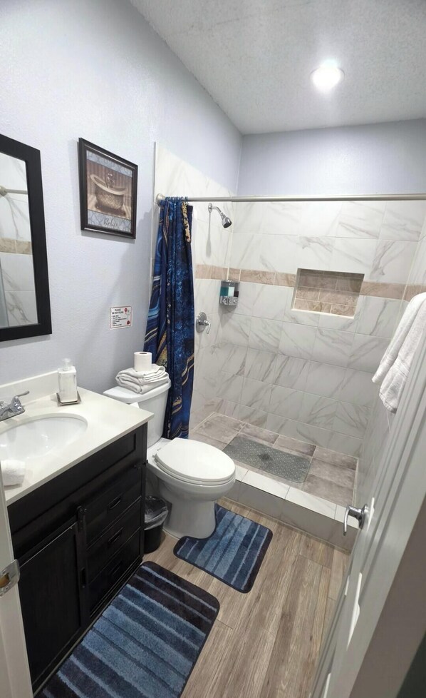 Shower, hair dryer, towels, soap - Ithaca Oasis (Las Vegas)