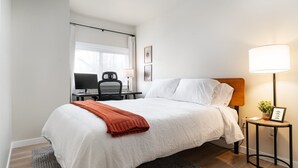 Iron/ironing board, WiFi, bed sheets - Modern Seattle Retreat (Seattle)