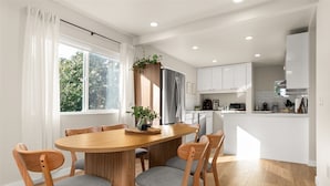 Dining - Modern Seattle Retreat (Seattle)