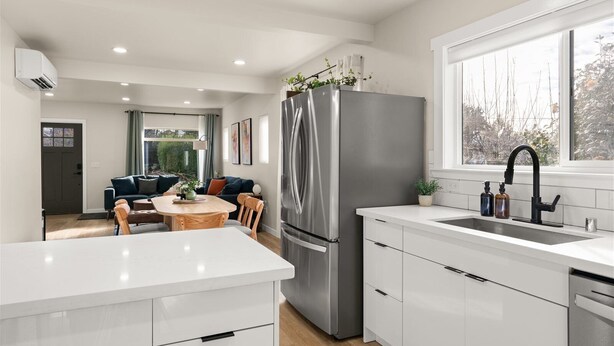 Interior - Modern Seattle Retreat (Seattle)