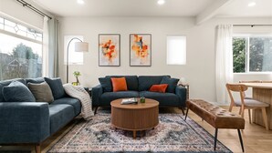 Living area - Modern Seattle Retreat (Seattle)