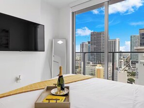Iron/ironing board, WiFi, bed sheets - Luxe 2BR Apartment in Miami with AC (Miami)