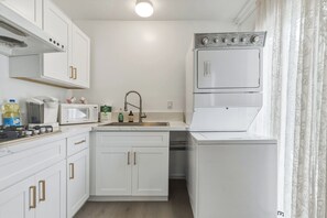 Een koelkast, een microgolfoven, een oven, een kookplaat