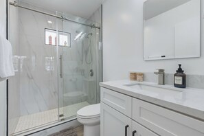 Douche, sèche-cheveux, serviettes fournies, papier toilette
