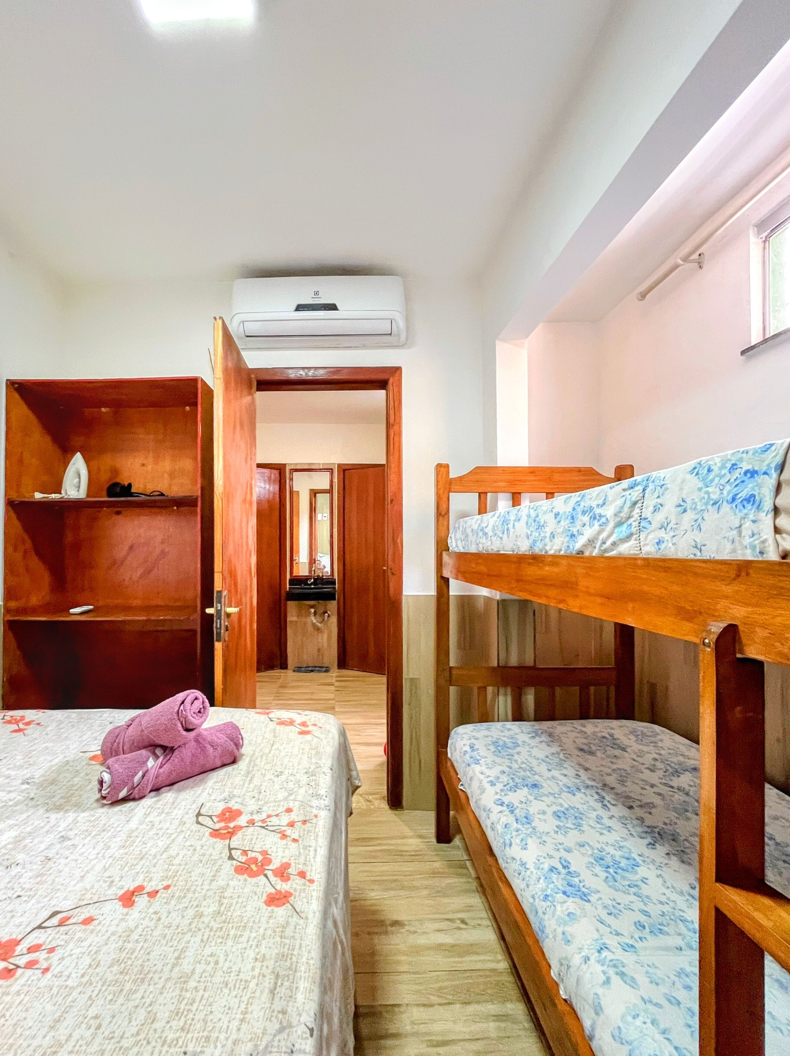 2 habitaciones, tabla de planchar con plancha y wifi gratis 