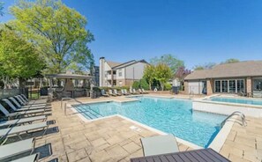 Una piscina al aire libre