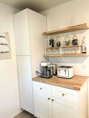 Interior - Charming 3-bedroom house in brilliant Sag Harbor Village with AC (Sag Harbor)
