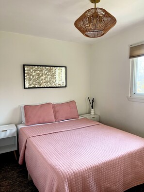 3 bedrooms, iron/ironing board, WiFi, bed sheets - Charming 3-bedroom house in brilliant Sag Harbor Village with AC (Sag Harbor)