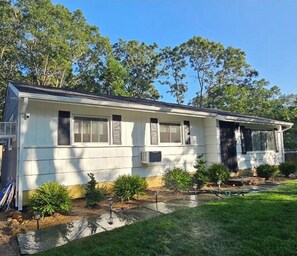 Exterior - Charming 3-bedroom house in brilliant Sag Harbor Village with AC (Sag Harbor)