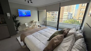 Tabla de planchar con plancha, wifi, ropa de cama