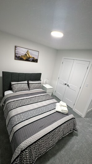 Tabla de planchar con plancha, wifi y ropa de cama 