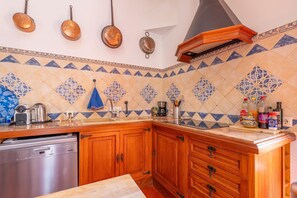 Een koelkast, een magnetron, een oven, een kookplaat