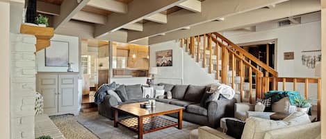 Smart-TV, Kamin, Videospiele, Tischfußball