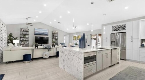 Coastal Retreat   Minutes to Beach + Private Oasis