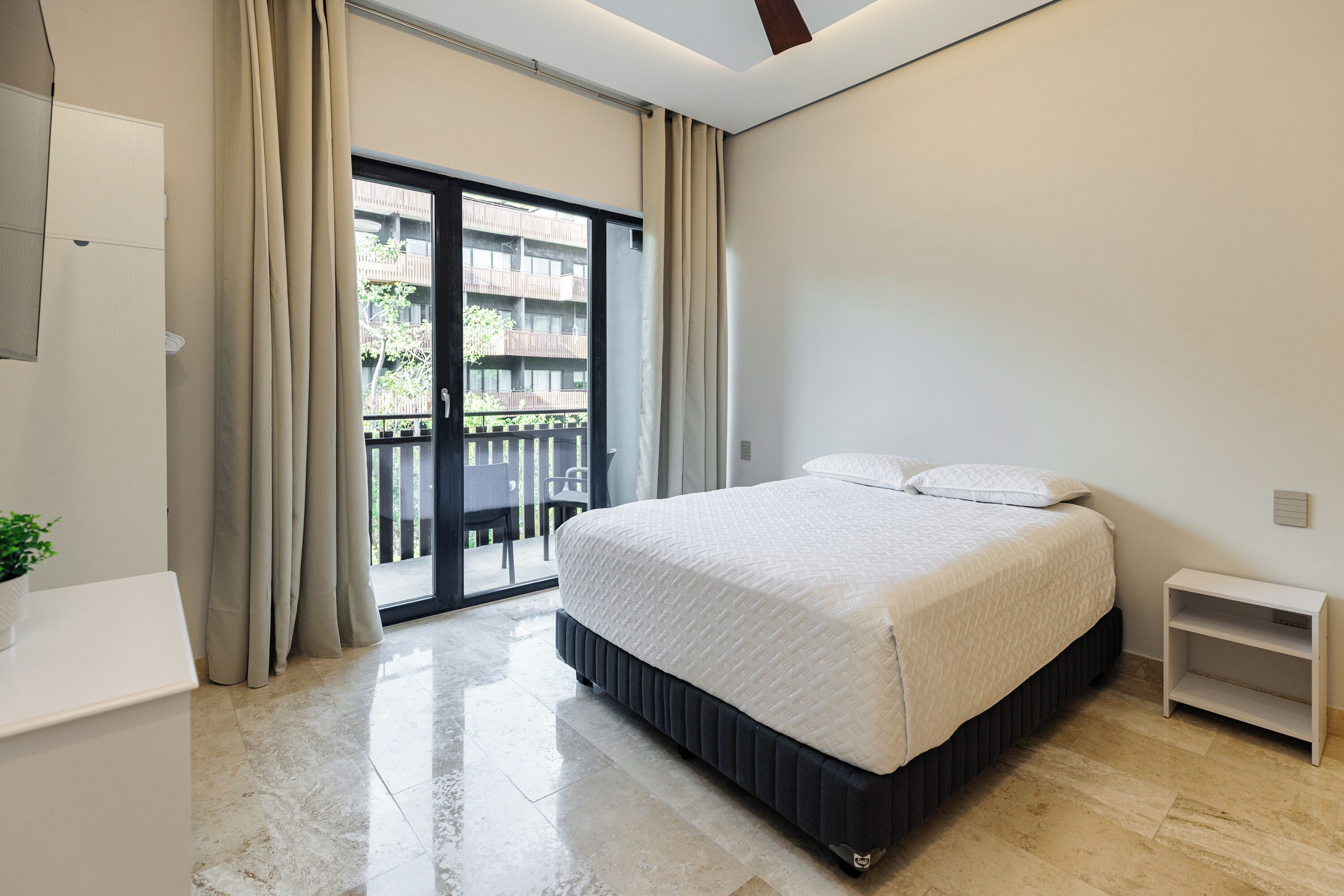 Tabla de planchar con plancha, wifi y ropa de cama 