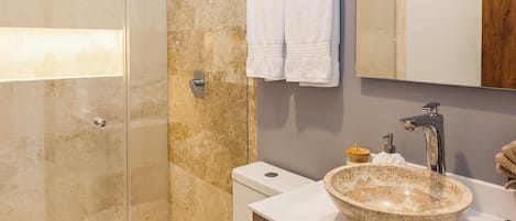 Haartrockner, HandtĂŒcher, Seife, Toilettenpapier
