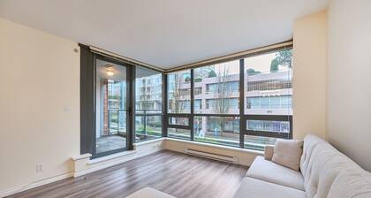 Spacious stay beside Richmond Brighouse Station