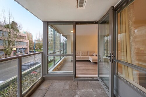 Spacious stay beside Richmond Brighouse Station