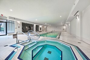 Indoor pool - Spacious stay beside Richmond Brighouse Station (Richmond)