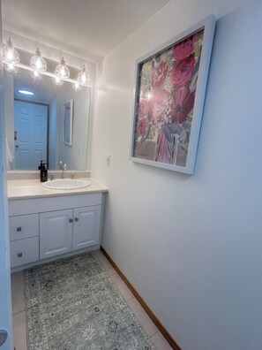 Shower, hair dryer, towels, soap - 2-bedroom King Suite near Spruce Meadows (Calgary)