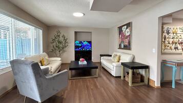 Smart TV, fireplace