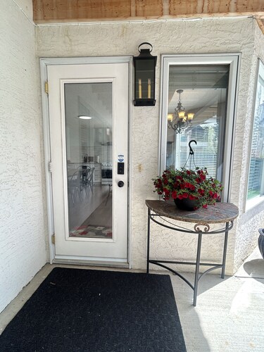 2-bedroom King Suite near Spruce Meadows