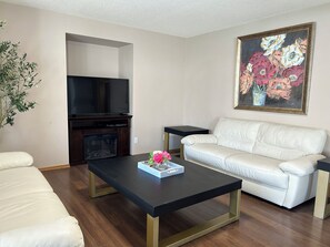 Smart TV, fireplace - 2-bedroom King Suite near Spruce Meadows (Calgary)
