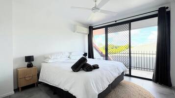 Tabla de planchar con plancha, wifi y ropa de cama